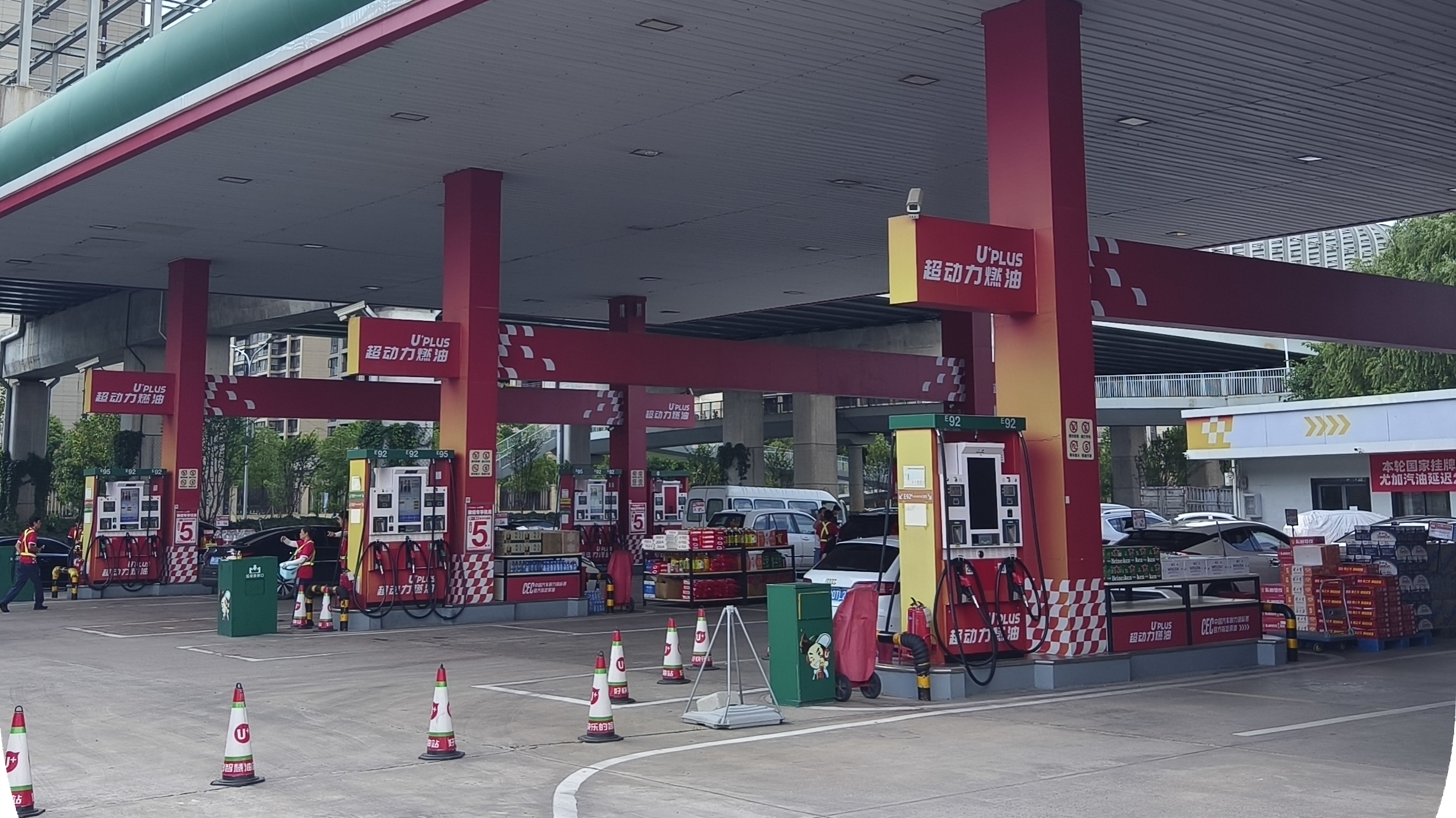 武漢某加油站油罐機(jī)械清洗項(xiàng)目，保障運(yùn)營不間斷